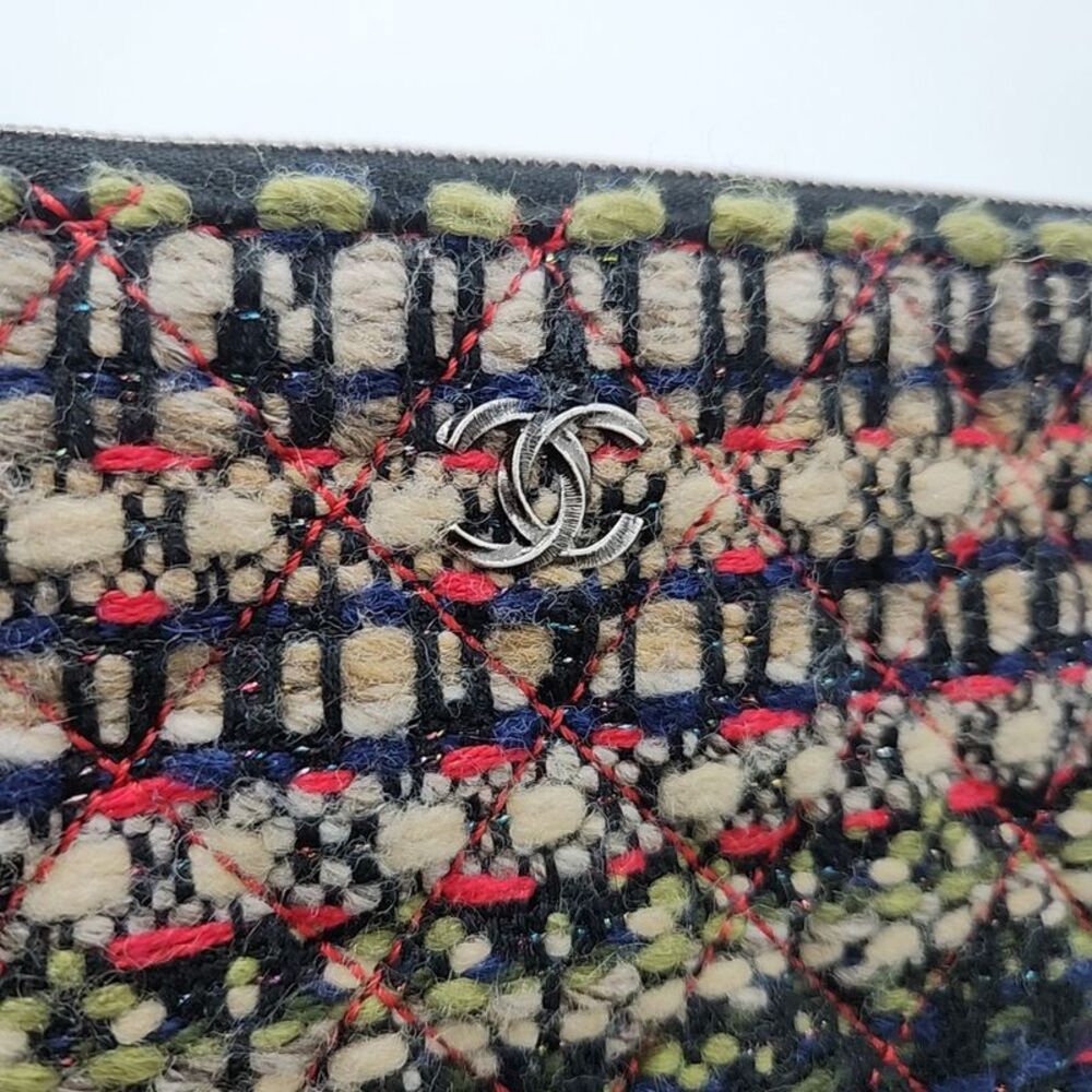 Chanel Charm Decorated Tweed Clutch New Medium - Picture 2 of 5